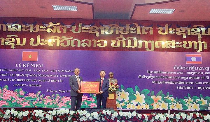 Thắm tình hữu nghị Kon Tum và Ắt-ta-pư (Cộng hòa DCND Lào)
