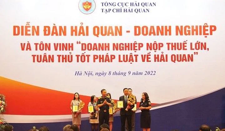 Tập đoàn Hoa Sen là doanh nghiệp tư nhân Việt Nam duy nhất được tôn vinh “Doanh nghiệp nộp thuế lớn, tuân thủ tốt pháp luật về hải quan”