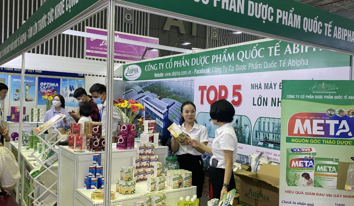 Hàng nghìn khách hàng ghé thăm gian hàng Abipha check in nhận quà