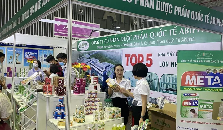 Hàng nghìn khách hàng ghé thăm gian hàng Abipha check in nhận quà