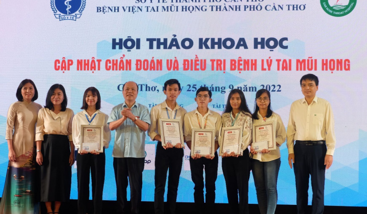 Trao học bổng cho sinh viên vượt khó học tập tốt tại TP Cần Thơ