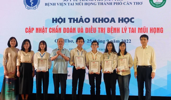 Trao học bổng cho sinh viên vượt khó học tập tốt tại TP Cần Thơ