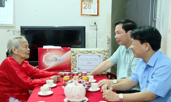 Ninh Bình: Thăm tặng quà nhân Ngày Quốc tế Người cao tuổi