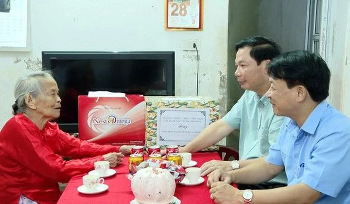 Ninh Bình: Thăm tặng quà nhân Ngày Quốc tế Người cao tuổi