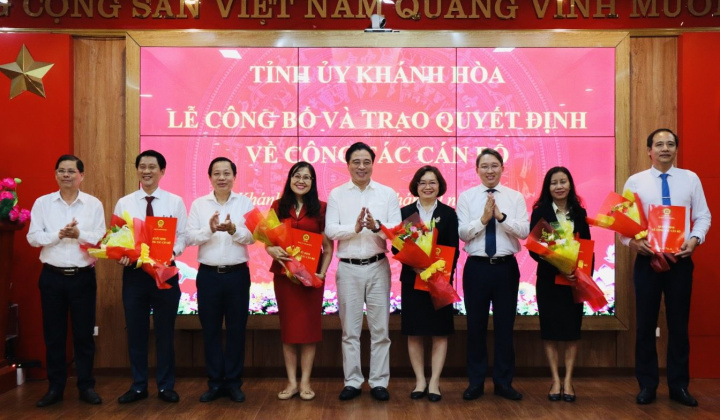 Khánh Hòa: Công bố và trao quyết định về công tác nhân sự
