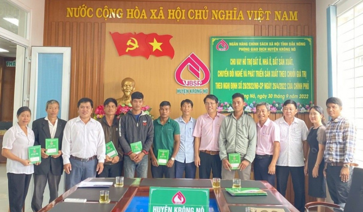 Ngân hàng CSXH huyện Krông Nô giải ngân hỗ trợ theo Nghị định 28/2022/NĐ-CP