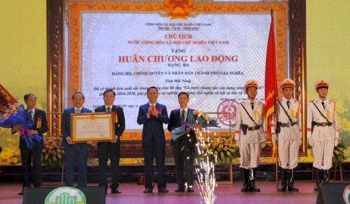 Thành phố Gia Nghĩa đón nhận Huân chương Lao động hạng Ba