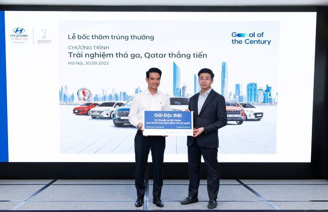 3 khách hàng lái thử xe Hyundai trúng cặp vé xem World Cup 2022