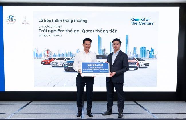3 khách hàng lái thử xe Hyundai trúng cặp vé xem World Cup 2022
