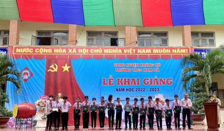 Ngân hàng CSXH huyện Krông Nô, Đắk Nông tặng quà học sinh có hoàn cảnh khó khăn