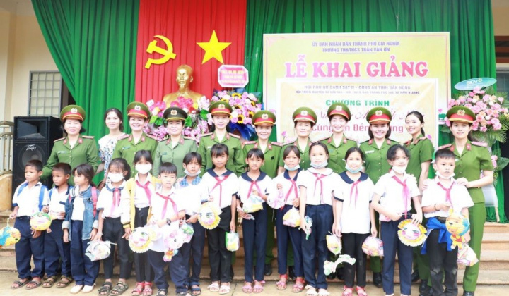 Công an Đắk Nông trao tặng nhiều phần quà cho các em học sinh nhân dịp khai giảng năm học mới