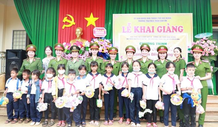 Công an Đắk Nông trao tặng nhiều phần quà cho các em học sinh nhân dịp khai giảng năm học mới