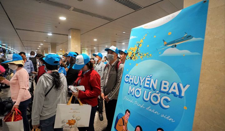 Vietnam Airlines đưa hơn 100 người lao động nghèo về quê đón Tết miễn phí
