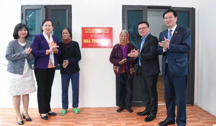 Báo Nhân Dân trao tặng 5 nhà tình nghĩa cho nạn nhân chất độc da cam huyện Bình Lục, Hà Nam