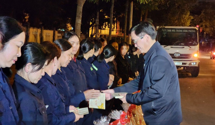 Đắk Lắk: Bí thư Tỉnh ủy thăm hỏi, động viên công nhân vệ sinh môi trường đêm 30 Tết