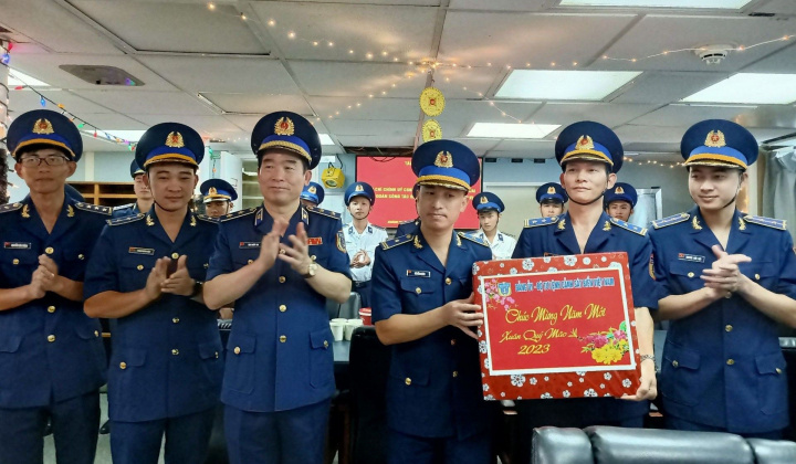 Chính ủy Cảnh sát biển thăm và chúc tết Hải đoàn 32