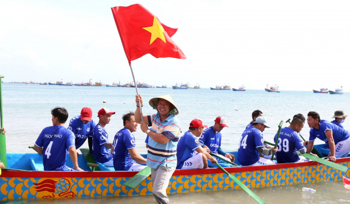 Ninh Thuận: Sôi nổi Lễ hội đua thuyền rồng truyền thống đầu Xuân Quý Mão 2023