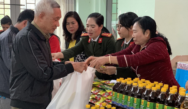 Hội Nữ doanh nhân tỉnh Đắk Lắk mang Tết đến cho người nghèo