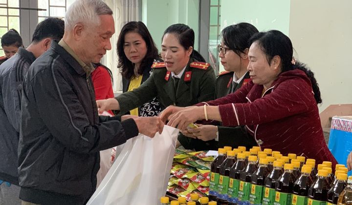 Hội Nữ doanh nhân tỉnh Đắk Lắk mang Tết đến cho người nghèo