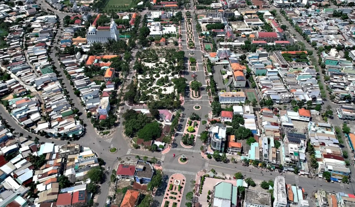Long An: Kiến Tường kỷ niệm 10 năm thành lập thị xã và công bố quyết định đô thị loại III