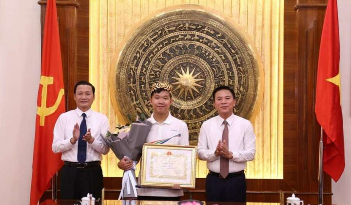 Thanh Hóa: Tuyên dương và trao thưởng cho Lê Xuân Mạnh, quán quân Đường lên đỉnh Olympia năm 2023