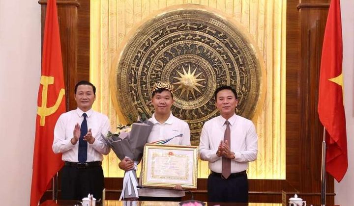 Thanh Hóa: Tuyên dương và trao thưởng cho Lê Xuân Mạnh, quán quân Đường lên đỉnh Olympia năm 2023