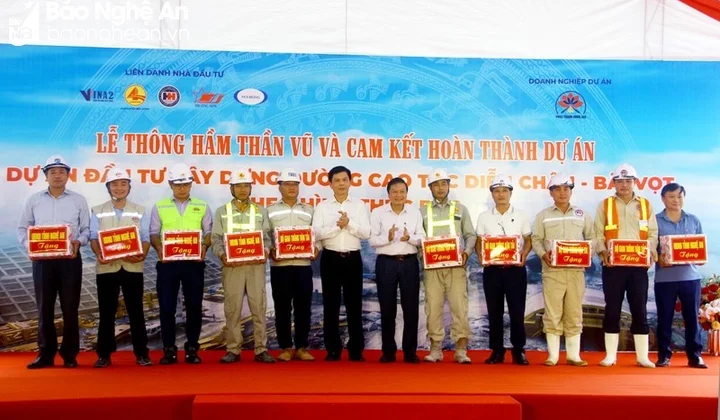 Thông hầm xuyên núi Thần Vũ tuyến cao tốc Diễn Châu - Bãi Vọt