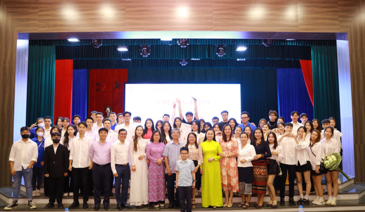 Sinh viên Học viện Hành chính Quốc gia lan tỏa tình yêu thương chúc mừng ngày Phụ nữ Việt Nam