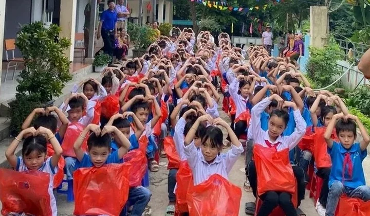 Chia sẻ yêu thương tới các học sinh vùng cao Sơn La