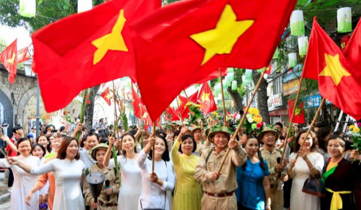 Kỷ niệm 69 năm Ngày Giải phóng Thủ đô trong trưng bày “Sông Hồng cuộn sóng”