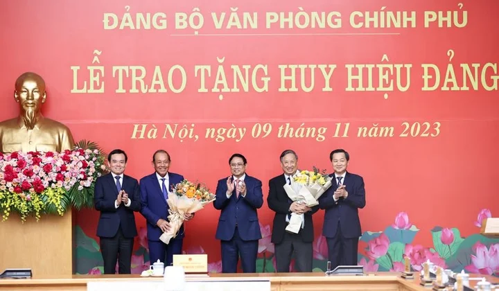 Thủ tướng trao Huy hiệu Đảng cho hai nguyên Phó Thủ tướng Chính phủ