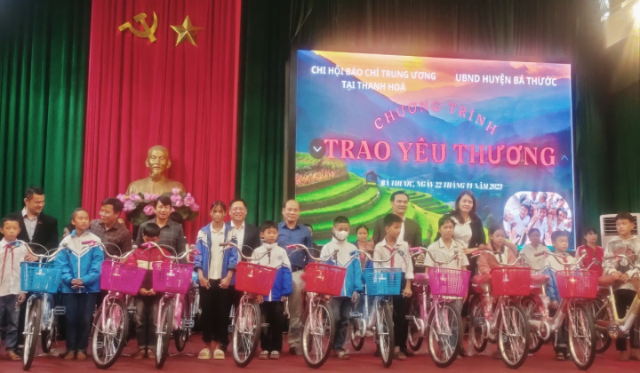 Chi hội Nhà báo Trung ương tại Thanh Hóa trao quà cho học sinh có hoàn cảnh đặc biệt khó khăn huyện Bá Thước