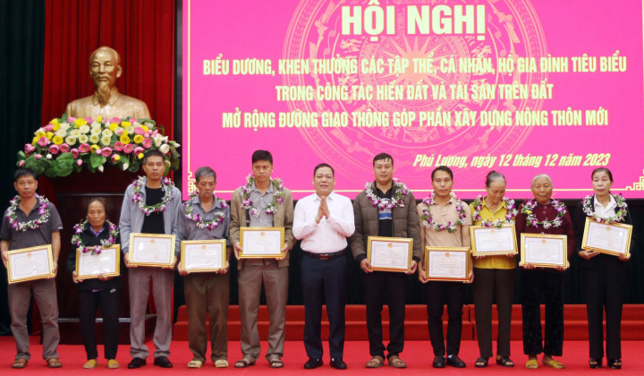 Phú Lương: Biểu dương, khen thưởng tập thể, cá nhân tiêu biểu hiến đất xây dựng nông thôn mới
