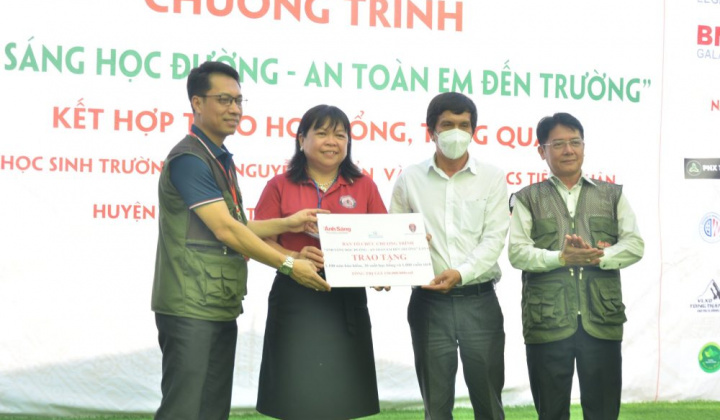 “Chương trình Ánh sáng học đường” trao tặng mũ bảo hiểm và học bổng cho học sinh Tây Ninh