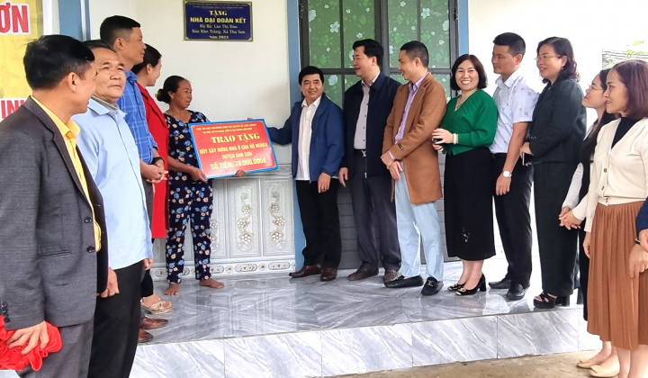 Trao nhà Đại đoàn kết cho hộ nghèo ở huyện Anh Sơn (Nghệ An)
