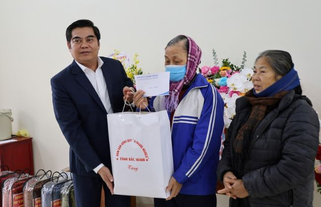 Bắc Ninh: Thăm và tặng quà đồng bào Công giáo nhân dịp Lễ Giáng sinh