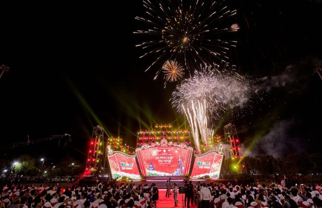 Tây Ninh sẽ đón Năm mới 2024 với màn pháo hoa rực rỡ tại quảng trường Ga đi cáp treo Sun World Ba Den Mountain