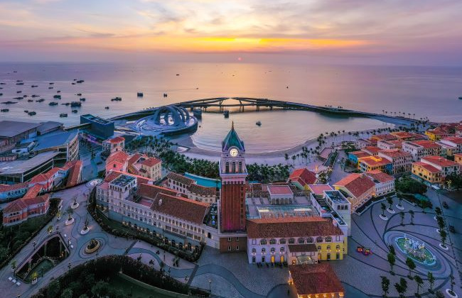 Cầu Hôn và Thị trấn Hoàng Hôn lần nữa gây sốt khi xuất hiện trên báo Úc