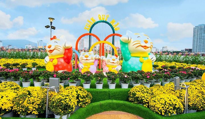 Đà Nẵng: Tặng linh vật mèo tại đường hoa Xuân cho các trường mầm non