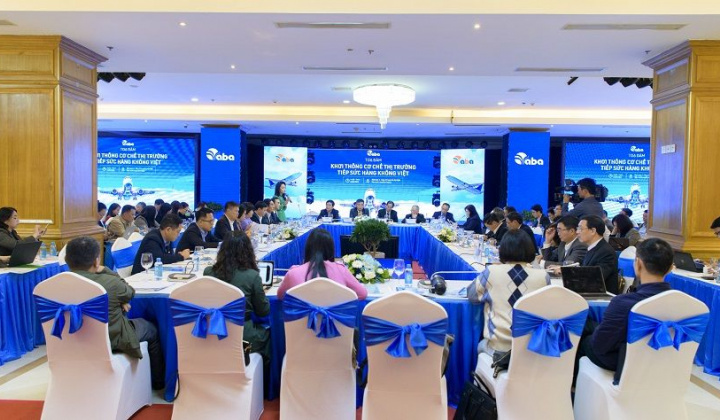 Nóng chuyện bỏ giá trần vé máy bay