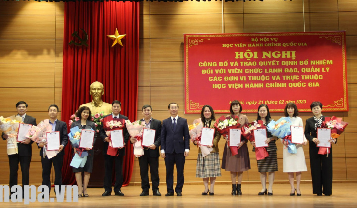 Học viện Hành chính Quốc gia: Công bố và trao quyết định về công tác cán bộ