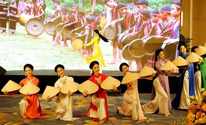 Định hướng hoàn thiện thể chế, chính sách và phát huy nguồn lực xây dựng nền văn hóa Việt Nam “Dân tộc, dân chủ, nhân văn và khoa học”