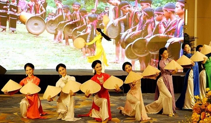 Định hướng hoàn thiện thể chế, chính sách và phát huy nguồn lực xây dựng nền văn hóa Việt Nam “Dân tộc, dân chủ, nhân văn và khoa học”