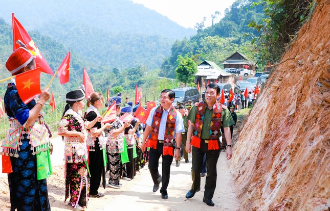 Hộ nghèo, hộ khó khăn ở Nghệ An được Bộ Công an trao tặng nhà tình nghĩa
