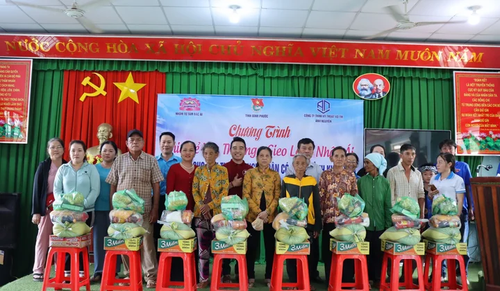 "Chia sẻ yêu thương và gieo lòng nhân ái" với người dân khó khăn Bình Phước
