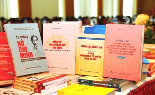 Phổ biến, bồi dưỡng, cập nhật kiến thức lý luận chính trị trong tình hình mới