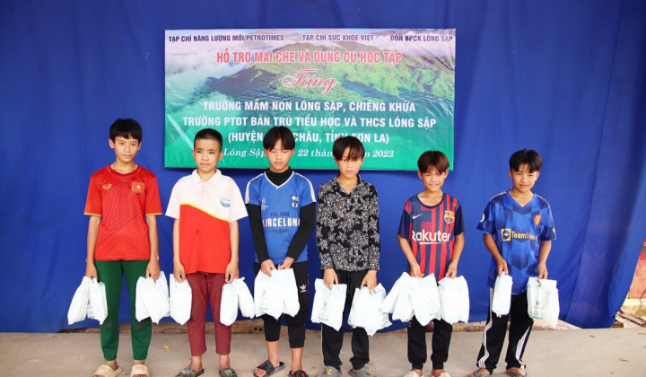 Dược Mỹ Phẩm Nam Dương trao tặng 700 suất quà cho các em nhỏ vùng biên giới