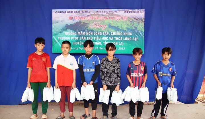 Dược Mỹ Phẩm Nam Dương trao tặng 700 suất quà cho các em nhỏ vùng biên giới