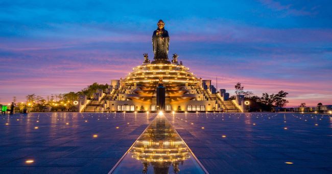 Giảm sâu giá vé cáp treo buổi tối, đêm huyền diệu trên núi Bà Đen khiến nhiều du khách thích thú