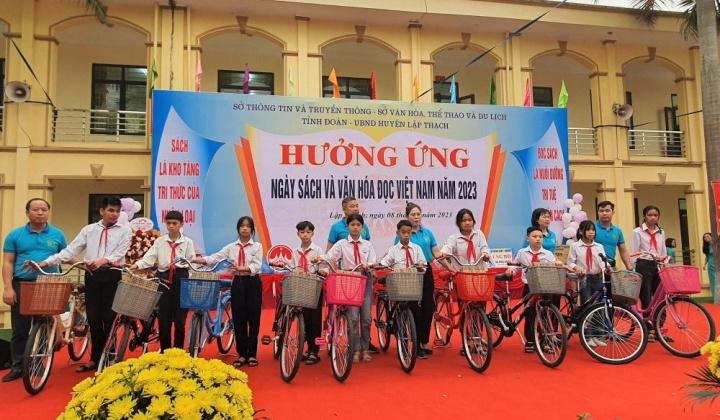Vĩnh Phúc: Trao tặng xe đạp, thư viện sách, bảo trợ trẻ mồ côi nhân ngày sách Việt Nam